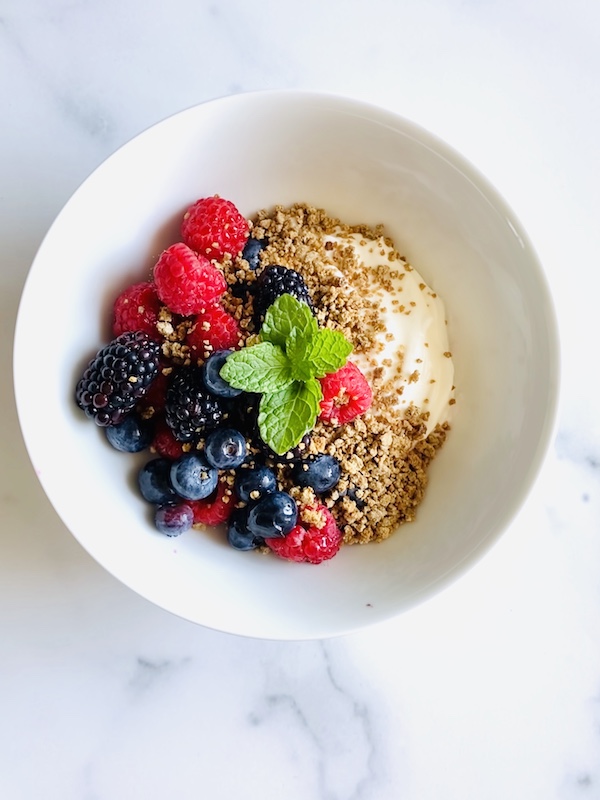foods to help you lose weight with noom greek yogurt with berries