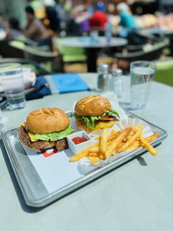 Dive in burgers and fries Nieuw Statendam Lido Deck