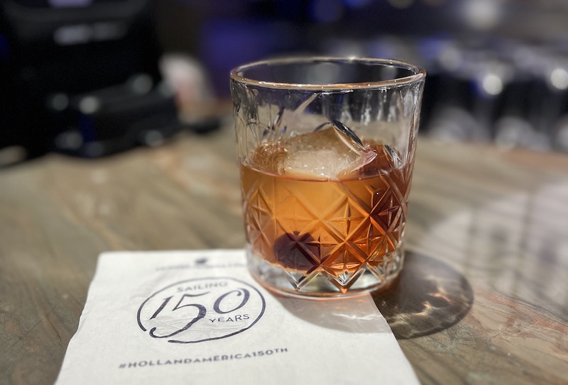 manhattan cocktail on board Nieuw Statendam 